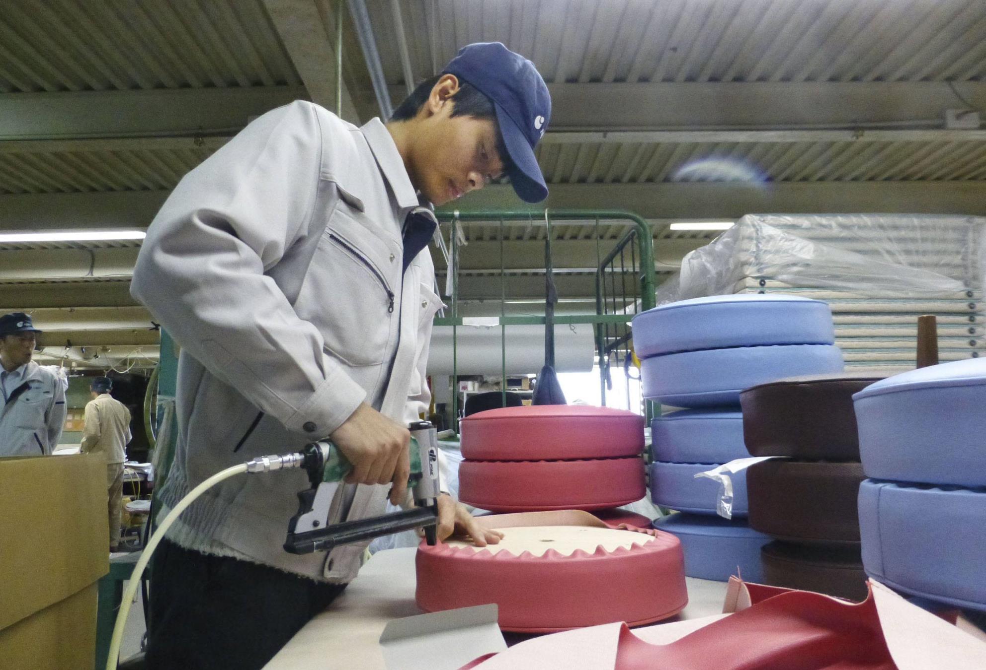 A Vietnamese trainee works at a factory in Okazaki, Aichi Prefecture. | KYODO