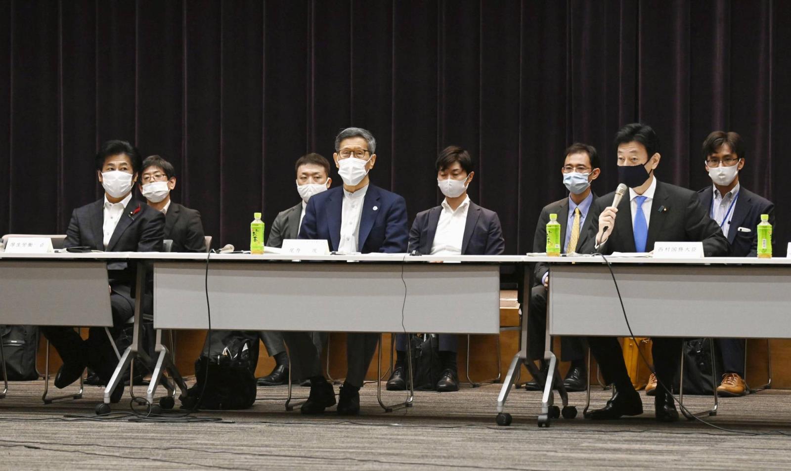 Shigeru Omi, who heads a government subcommittee on COVID-19 measures, and eco<em></em>nomic revitalization minister Yasutoshi Nishimura attend a meeting of the government’s virus task force on Friday. | KYODO　