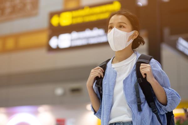 A U.S. immigrant wears a mask to guard agains the coronavirus.